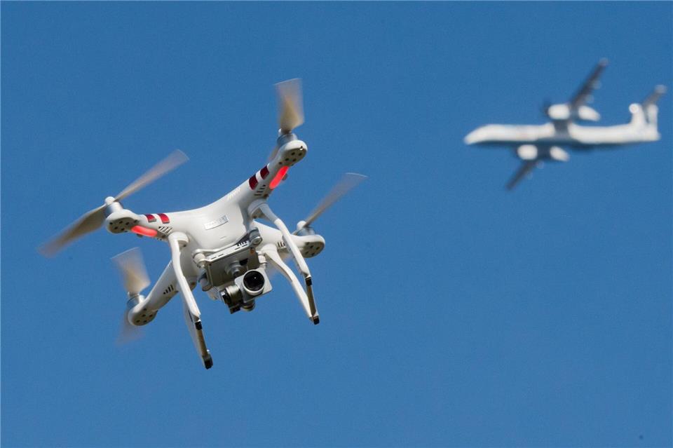 Eine Drohne beeinträchtigte den Flugverkehr am Flughafen Hannover eine halbe Stunde lang, weil sie sich in der Einflugschneise des Flughafens aufhielt. (Symbolbild)Julian Stratenschulte/dpa
