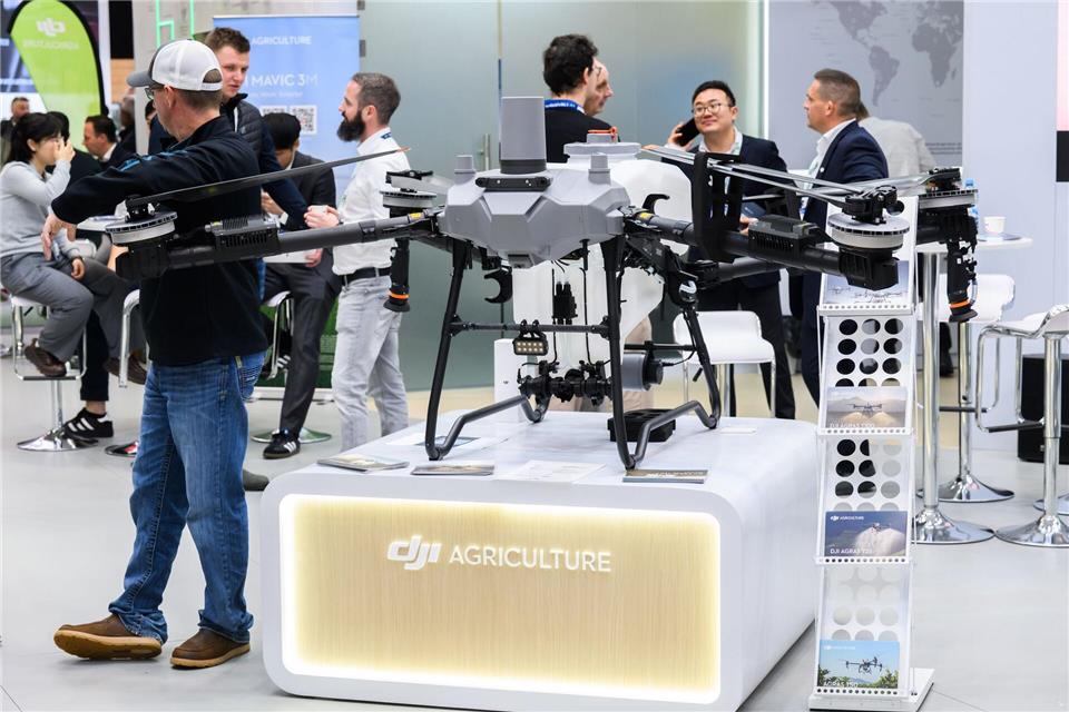 Eine Drohne des chinesischen Herstellers DJI. Die USA verhängen neue Zölle von bis zu 100 Prozent auf Drohnen aus dem Ausland. (Archivbild)Julian Stratenschulte/dpa