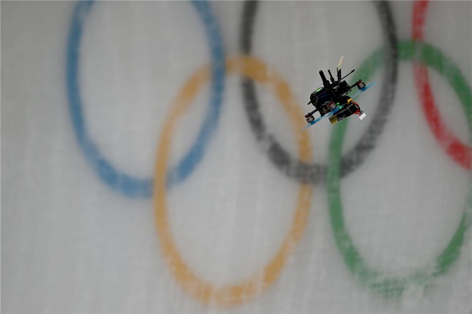 Eine Drohne fliegt durch den Eiskanal von Cortina d’Ampezzo. (Archivbild)Robert Michael/dpa