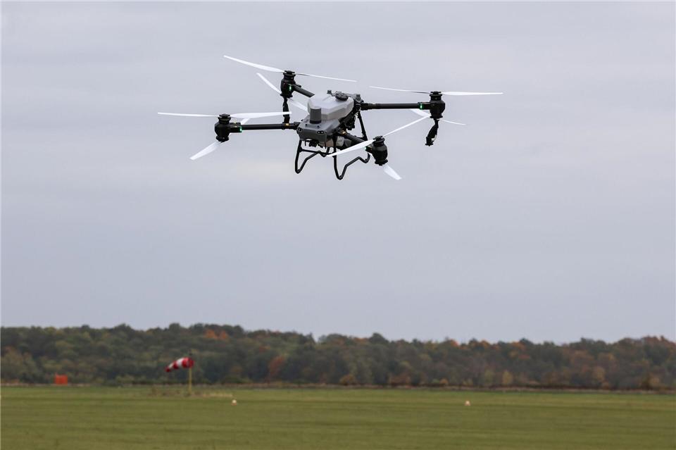Eine Drohne fliegt über dem Flugplatz Magdeburg. (Archivbild)Peter Gercke/dpa