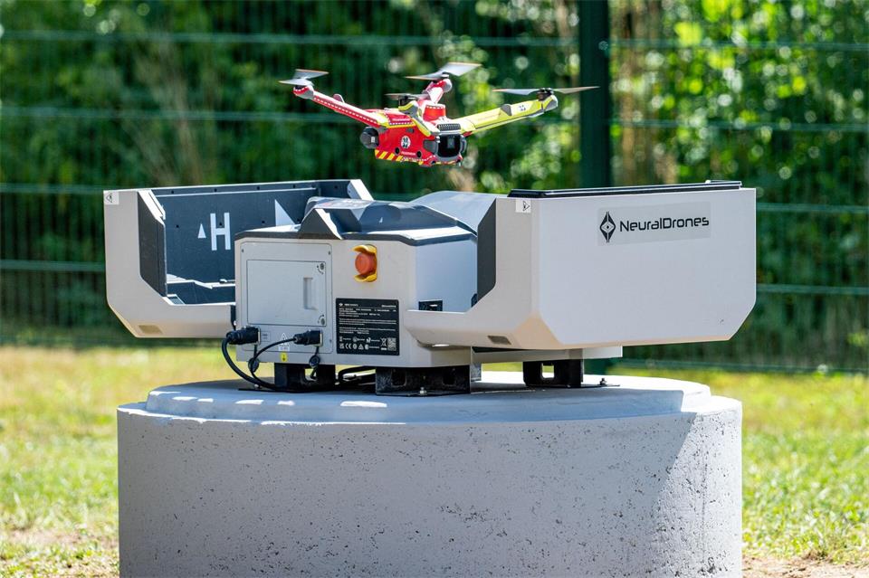 Eine Drohne landet in einem automatischen Hangar. Armin Weigel/dpa