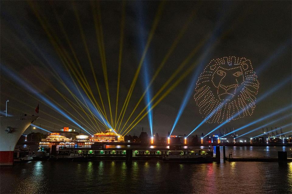 Eine Drohnenshow anlässlich des 25-jährigen Jubiläums von „Der König der Löwen“ illuminiert mit Figuren des Musicals den Hamburger Hafen.Markus Scholz/dpa
