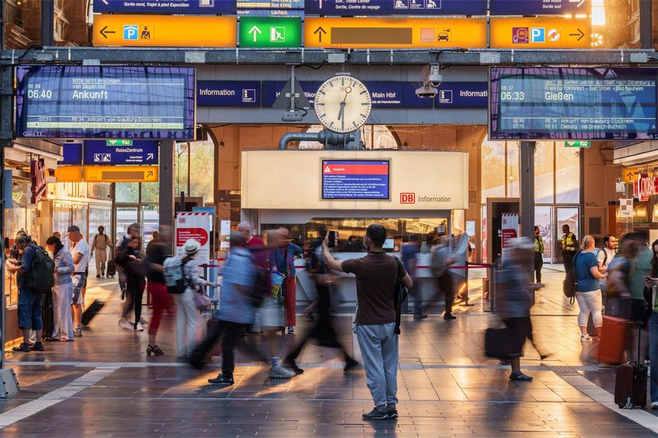Eine Durchsage schreckte am Freitag die Passanten etwa am Frankfurter Hauptbahnhof auf. (Archivbild)Andreas Arnold/dpa
