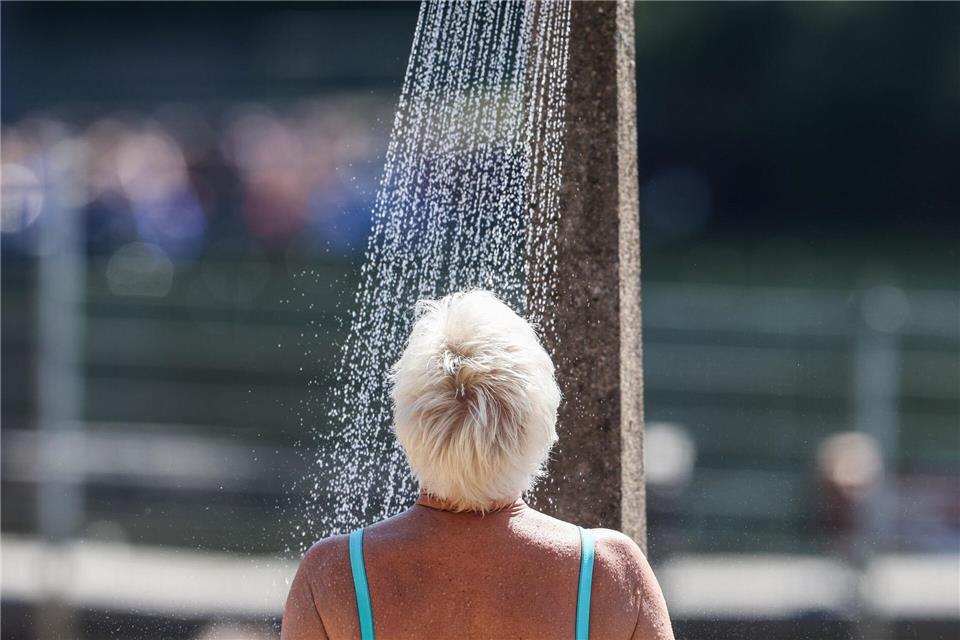 Eine Dusche kann in der gegenwärtigen Hitze eine Wohltat sein. (Symbolbild)Christoph Reichwein/dpa