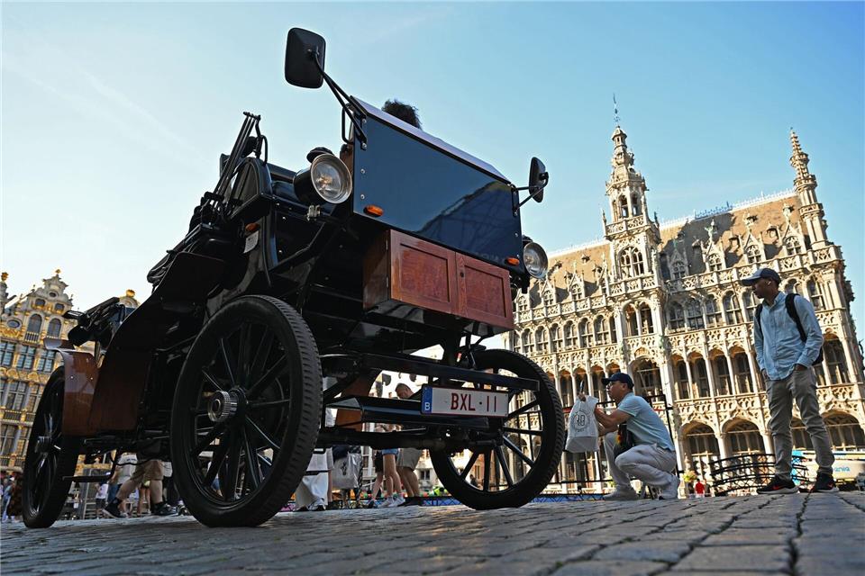 Eine E-Kutsche steht auf dem Grand-Place/Grote Markt im Zentrum von Brüssel. Michael Brandt/dpa