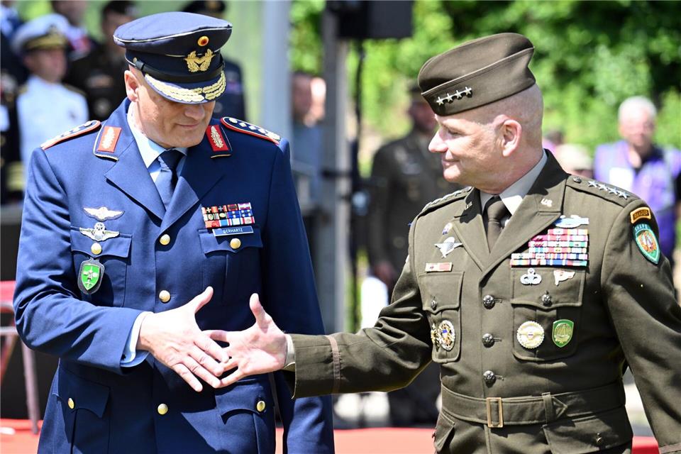 Eine Ebene unter Oberbefehlshaber General Christopher G. Cavoli (r) wird es demnächst einige Änderungen in der Nato-Kommandostruktur geben. Das Kommando über das Joint Force Command Brunssum werden sich dann Deutschland und Polen im Rotationsprinzip teilen. Derzeit wird es von dem deutschen General Ingo Gerhartz geführt (l). (Archivbild)Federico Gambarini/dpa