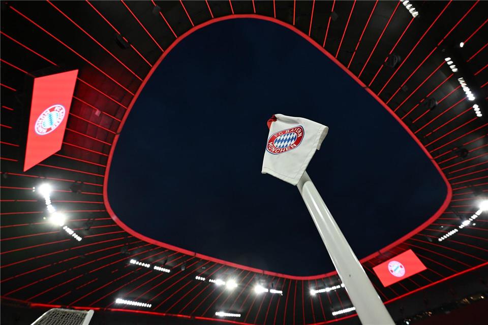 Eine Eckfahne mit dem Logo des FC Bayern München vor dem Spiel gegen den FC Brügge.Sven Hoppe/dpa