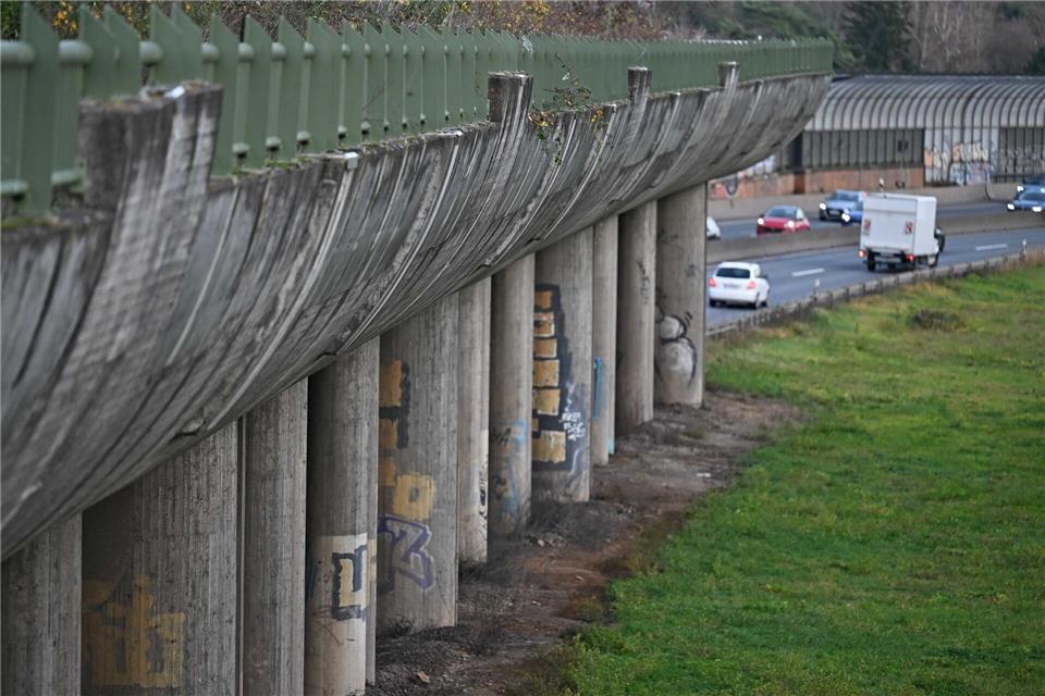 Eine Einhausung soll die Galerie auf der A 661 ersetzen.Michael Brandt/dpa