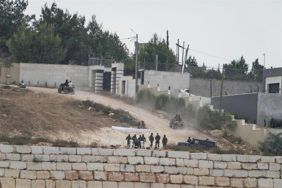 Eine Einheit der Armee patrouilliert in Kusra im besetzten Westjordanland. In der Nähe stehen Häuser einer palästinensischen Familie, die von israelischen Siedlern belagert werden. (Archivbild)Majdi Mohammed/AP/dpa