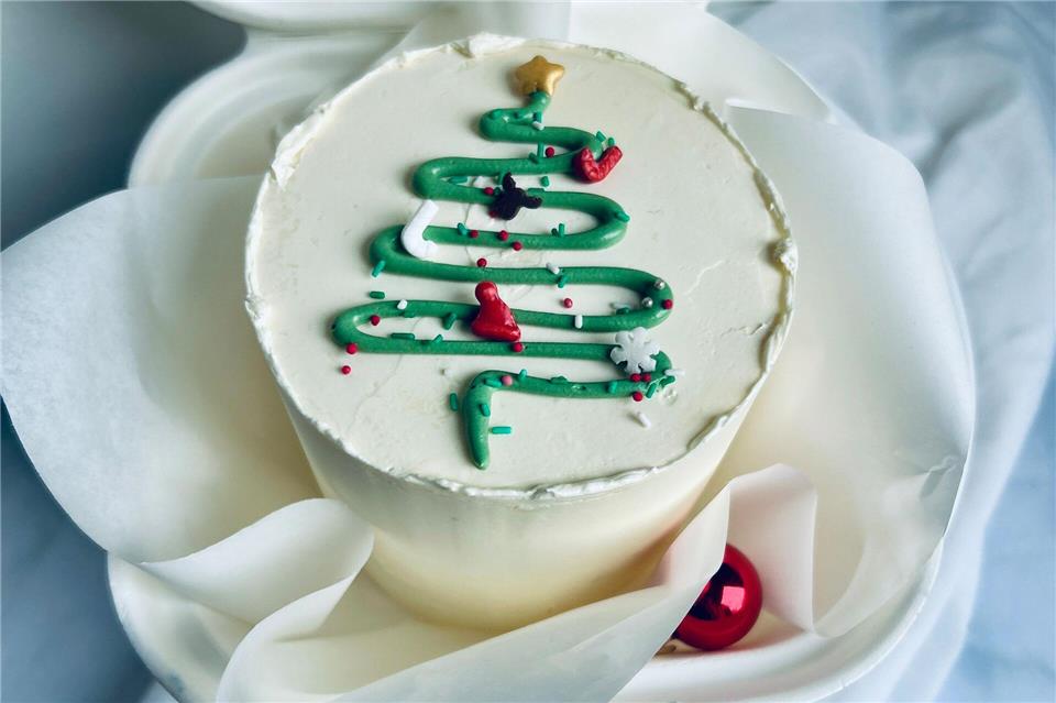 Bento Cakes: Kleiner Augenschmaus mit großer Botschaft Eine Einladung zum Advents-Tee? Diese Version mit angedeutetem Tannenbaum passt gut in die (Vor-)Weihnachtszeit. Mango Bakes Cakes/mangobakes.de/dpa-tmn