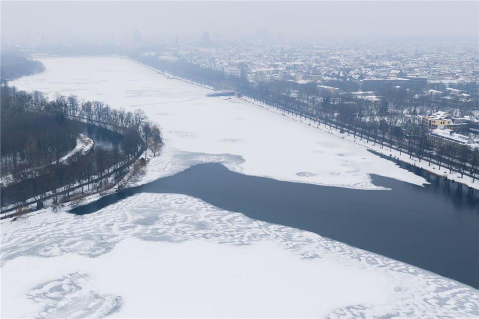 Eine Eisschicht bedeckt teilweise den Maschsee in der Landeshauptstadt.Julian Stratenschulte/dpa