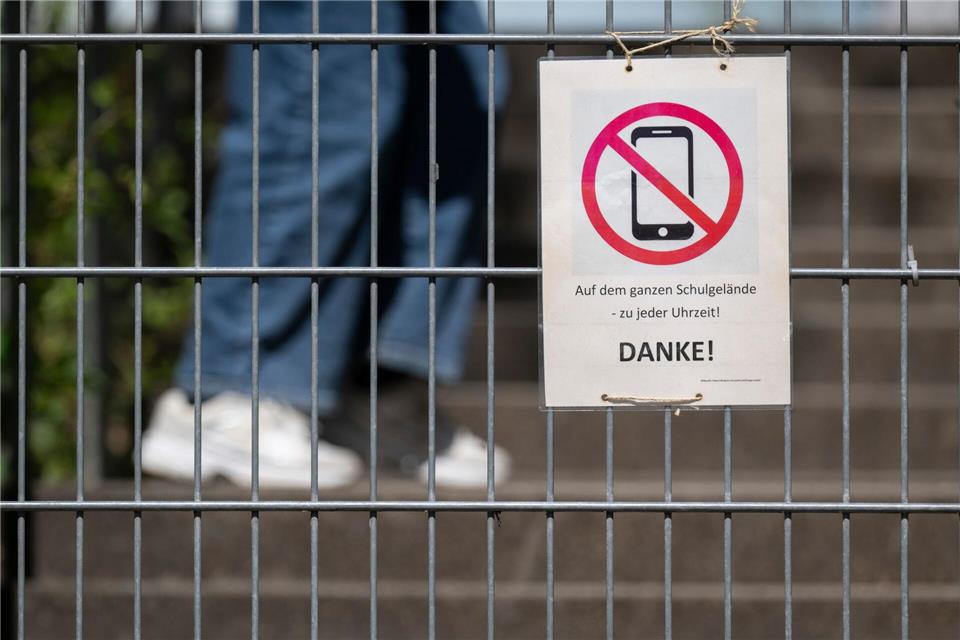 Eine Empfehlung ist, die private Nutzung von Handys im Unterricht und in Pausen bis Klasse sieben zu verbieten. (Illustration)Marijan Murat/dpa
