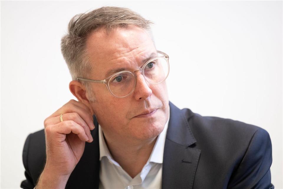 Eine Entscheidung der EU-Kommission ermöglicht mehr Unterstützung der Industrie und ist nach Einschätzung von Ministerpräsident Alexander Schweitzer (SPD) positiv für Rheinland-Pfalz.   Boris Roessler/dpa