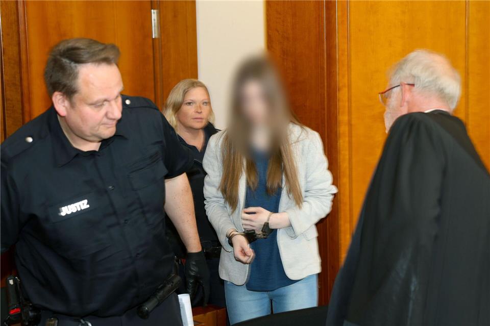 Eine Erzieherin ist wegen Mordes an einem 15-jährigen Mädchen verurteilt worden. Stefan Rampfel/dpa