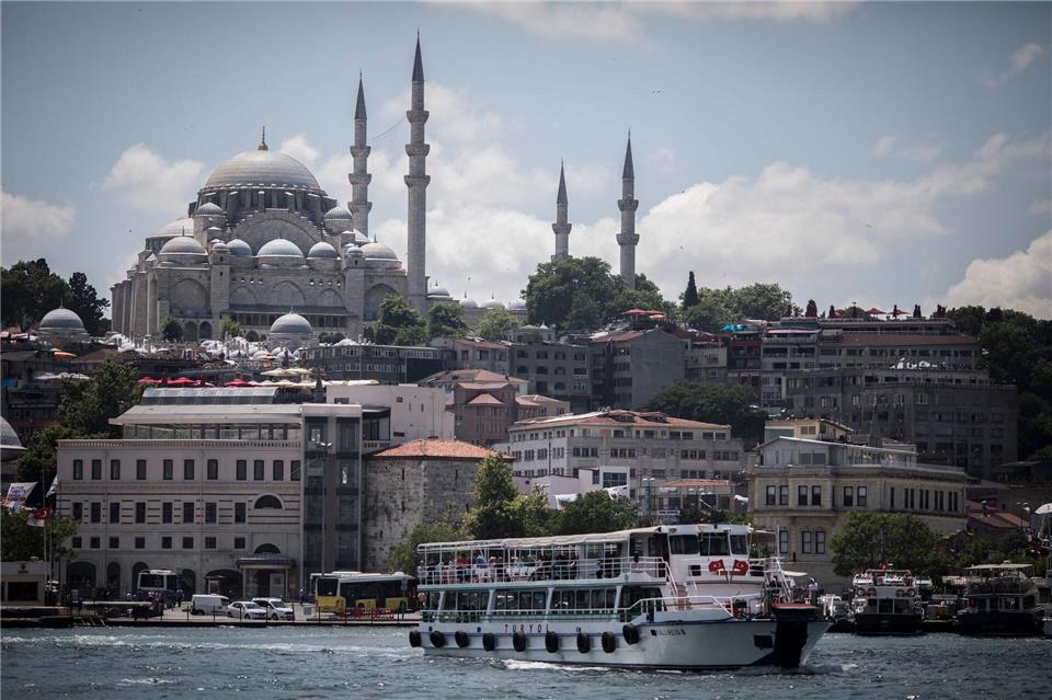 Eine Fähre verkehrt vor der Süleymaniye-Moschee in Istanbul: Mehrere Linien kreuzen den Bosporus.picture alliance/dpa