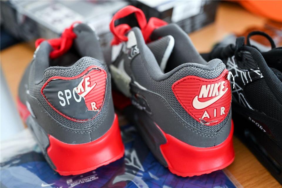 Deutschland Hauptziel für Fälschungen - Milliardenschaden Eine Fälschung imitiert einen Markenartikel - wie in diesem Fall Nike-Schuhe.Hendrik Schmidt/dpa-Zentralbild/dpa