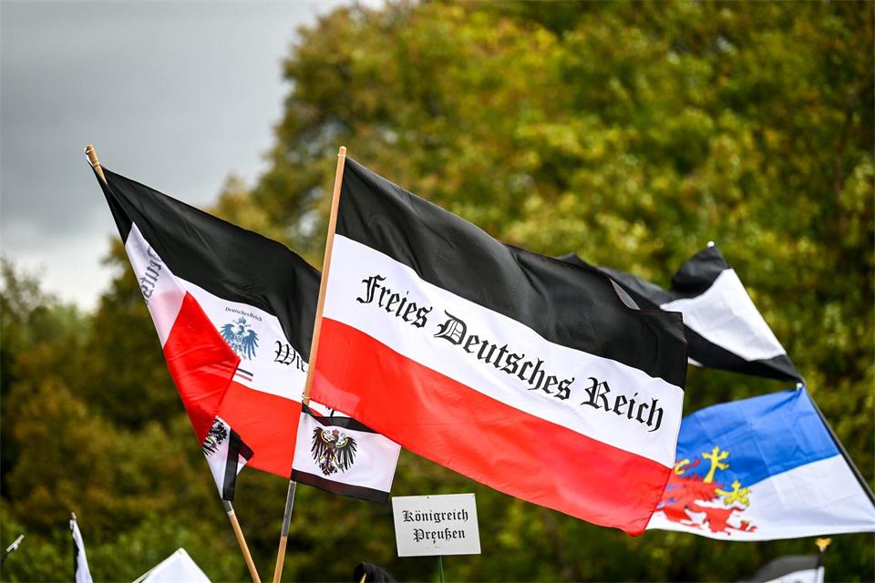 Eine Fahne mit der Aufschrift „Freies Deutsches Reich“ bei einem Treffen der „Reichsbürger“-Szene. (Archivbild)Heiko Rebsch/dpa