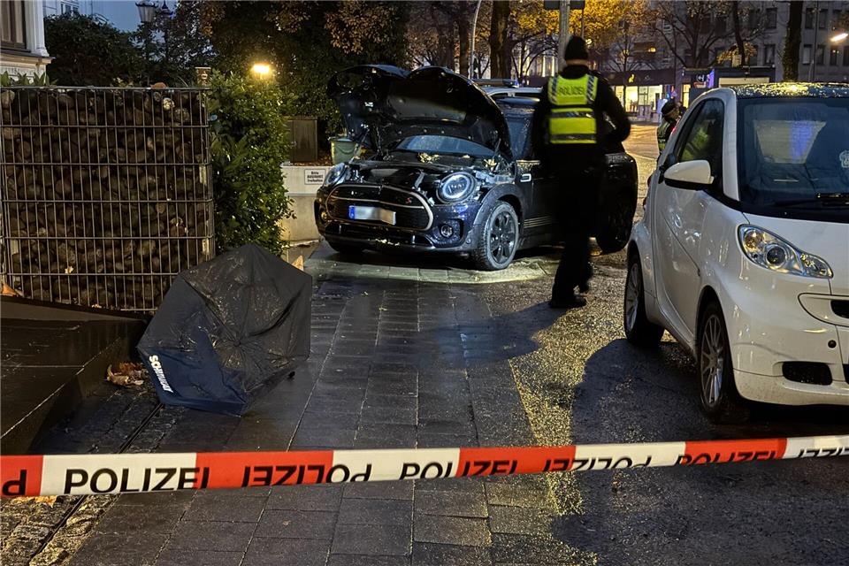 Eine Fahrerin war mit ihrem Auto beim Einparken auf den Gehweg geraten. Jonas Walzberg/dpa