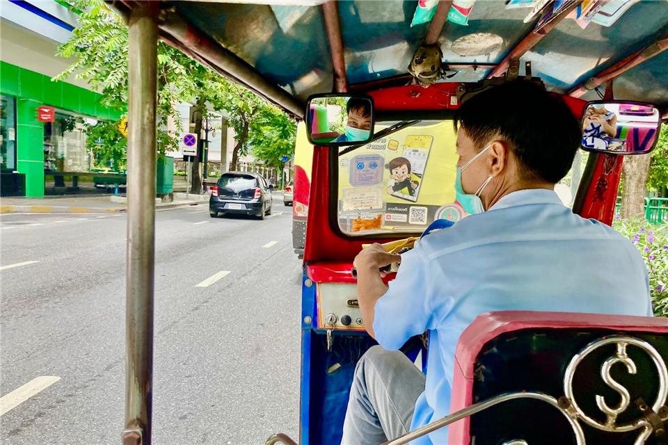 Eine Fahrt durch Bangkok mit dem warmen Fahrtwind im Haar ist eine beliebte Touristenattraktion.Carola Frentzen/dpa
