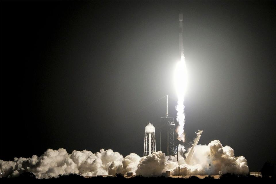 Eine „Falcon 9“-Rakete von SpaceX hob am 15. Januar 2025 mit zwei Mondlandern an Bord ab. (Archivbild)John Raoux/AP/dpa