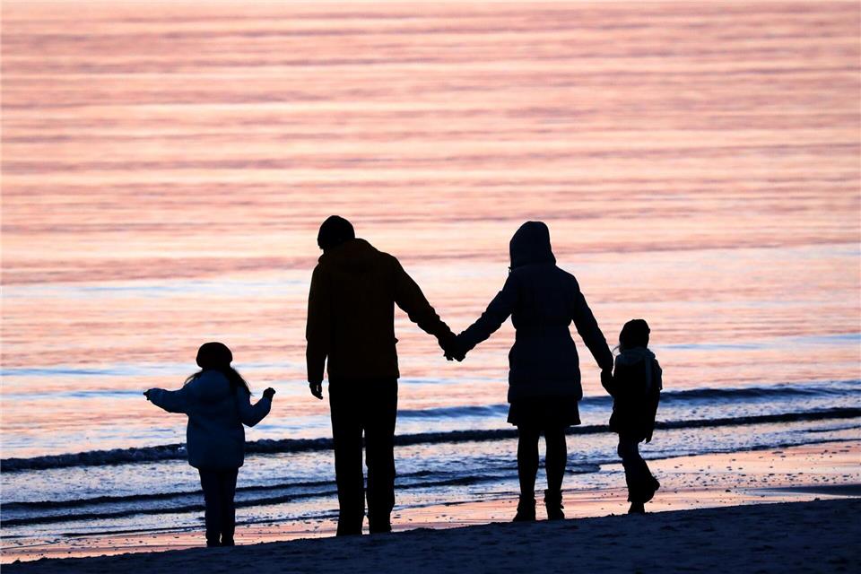 Eine Familie mit zwei Kindern am Strand. (Symbolbild)Bernd Wüstneck/dpa-Zentralbild/dpa