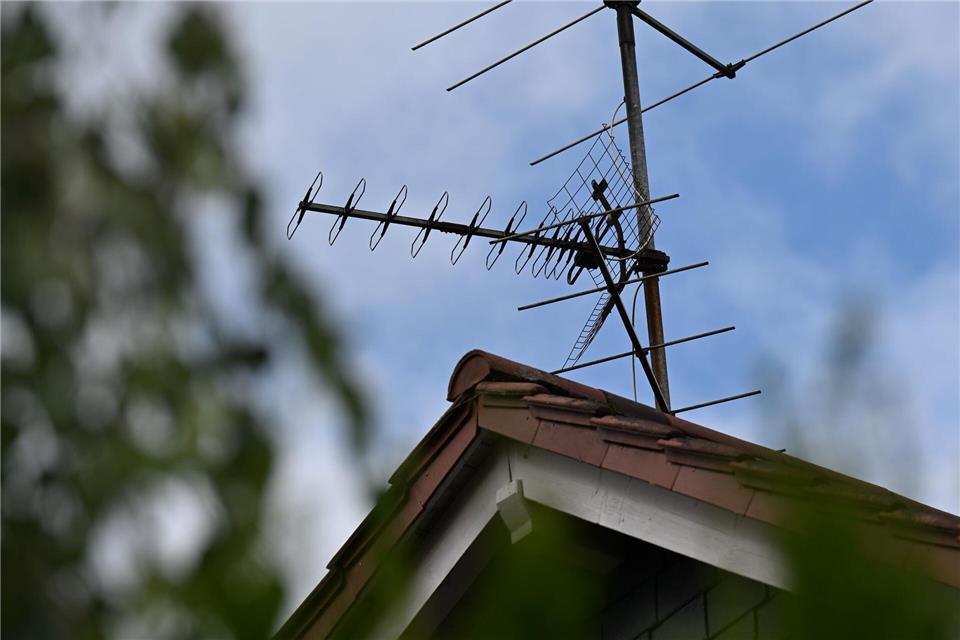Eine Fernsehantenne auf dem Dach eines Wohnhauses: Diese Übertragungsform kommt aus der Mode.Wolf von Dewitz/dpa