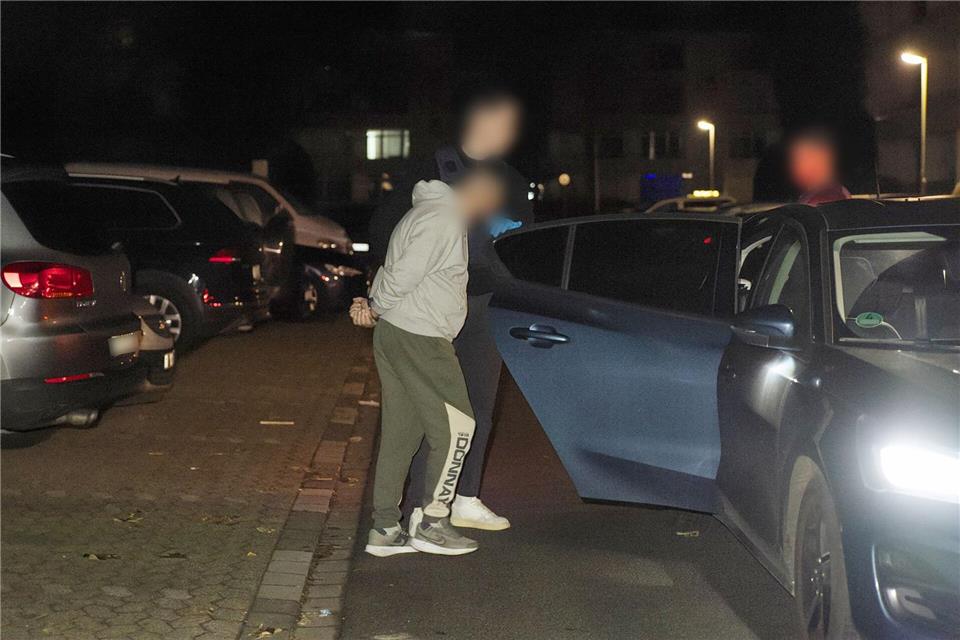 Eine Festnahme am frühen Morgen in Ratingen.Jan Ohmen/dpa