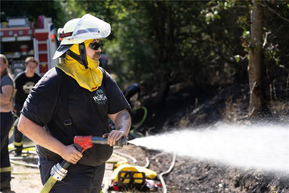 Eine Feuerwehrmann bekämpft den BrandBoris Roessler/dpa