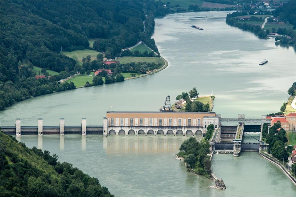 Eine Feuerwehrübung oberhalb des Wasserkraftwerks endet für einen 43-jährigen Feuerwehrmann mit schweren Verletzungen. (Symbolbild)Armin Weigel/dpa