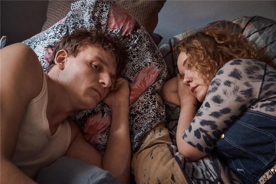 Eine Filmszene: Oliver Knöbel (Johannes Hegemann, l.) kann sich immer auf seine treue Freundin Marlene Stelling (Angelina Häntsch, r.) verlassen. Thomas Leidig/ZDF/dpa
