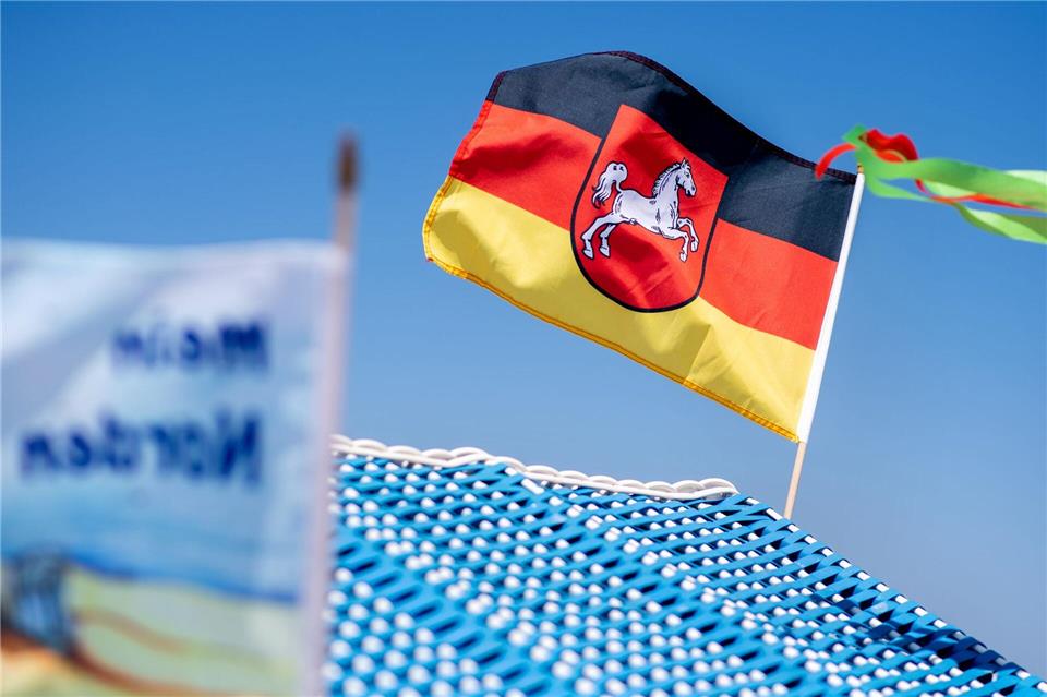 Eine Flagge dem Wappen von Niedersachsen weht auf einem Strandkorb auf Borkum. (Symbolbild)Hauke-Christian Dittrich/dpa