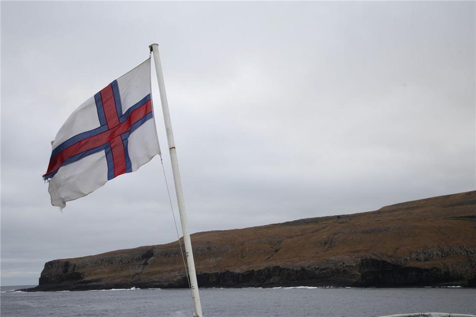 Eine Flagge der Färöer-Inseln. (Archivbild)Steffen Trumpf/dpa