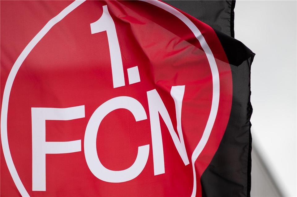 Eine Flagge des 1. FC Nürnberg. (Symbolbild)Daniel Karmann/dpa