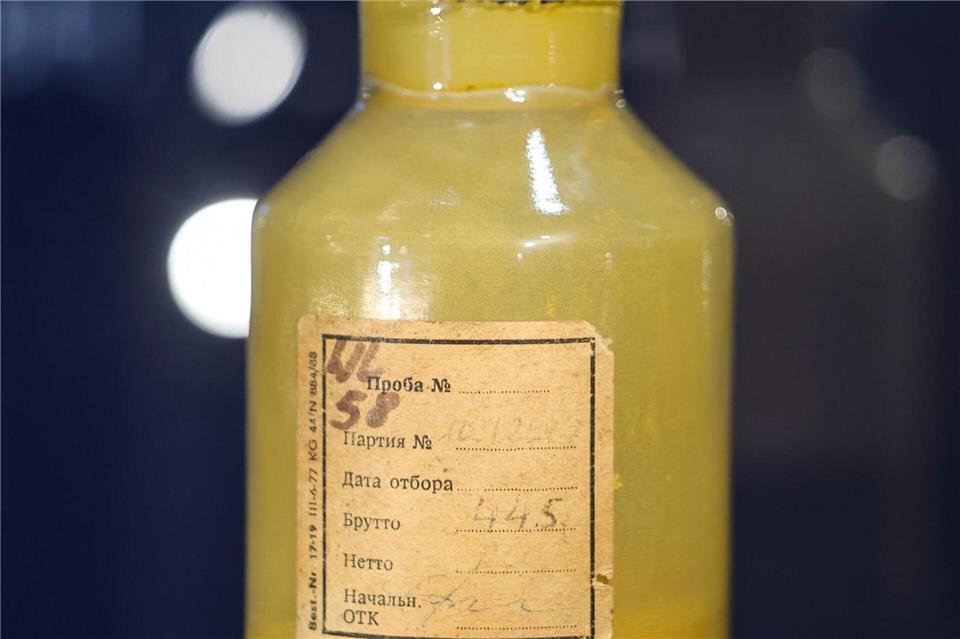 Eine Flasche „Yellow Cake“ steht aus Strahlenschutzgründen als Imitat in der Ausstellung „No Secret“ im Maschinenhaus von Schacht 371 in Hartenstein. Jan Woitas/dpa