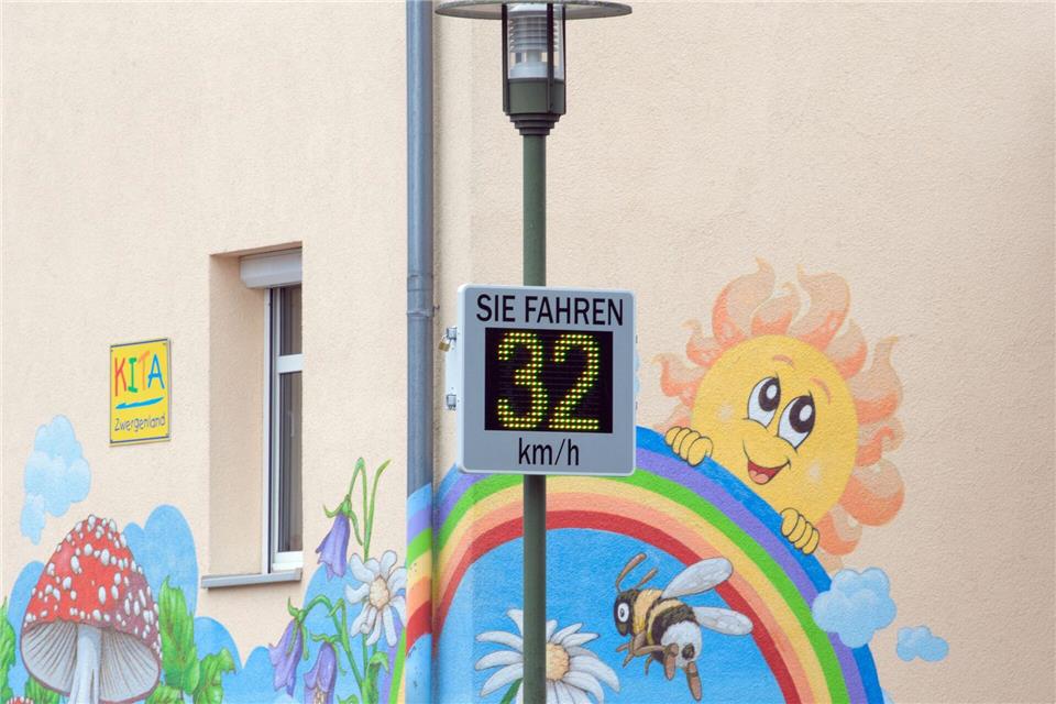 Eine Forderung des ADAC betrifft mehr Tempo-30-Zonen vor Kindergärten und Schulen. (Symbolbild)Soeren Stache/dpa-Zentralbild/ZB