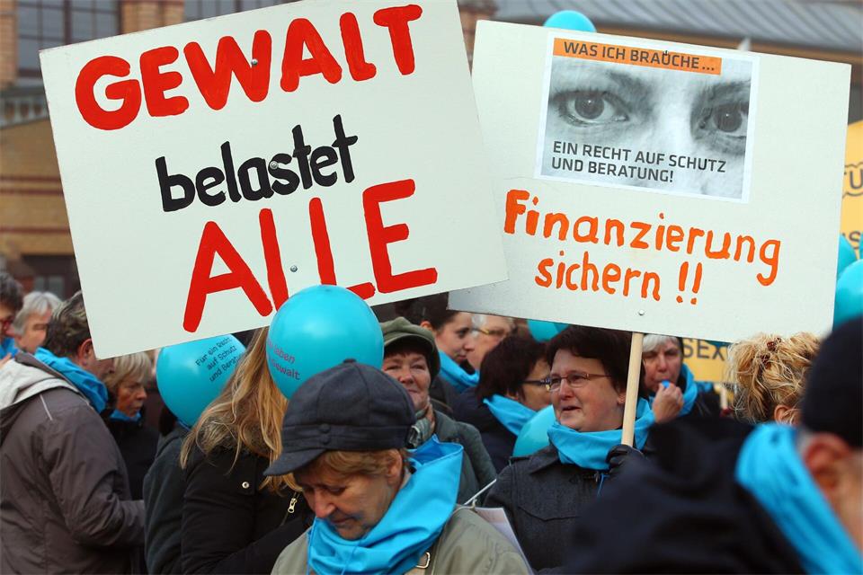 Eine Forderung des Landehefrauenrats MV an die künftige Landesregierung betrifft den besseren Schutz von Frauen vor Gewalt. (Archivbild)picture alliance / dpa
