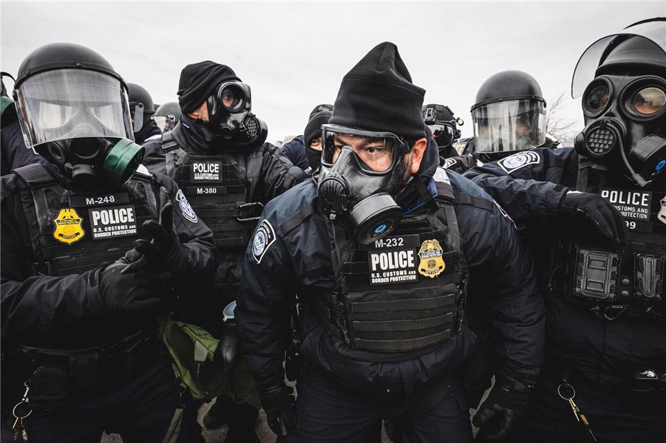 Eine Formation bildet sich, um Demonstranten zurückzudrängen.Dave Decker/ZUMA Press Wire/dpa