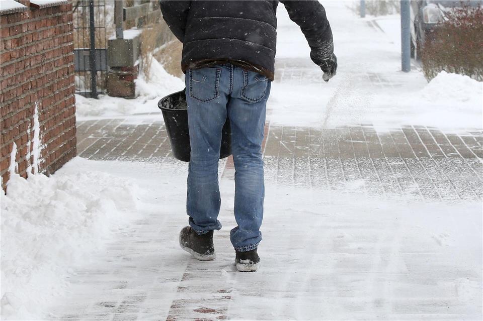 BGH: Vermieter haftet bei Sturz auf glattem Gemeinschaftsweg Eine Frau aus Hessen war vor ihrem Haus auf einem vereisten Weg gestürzt. (Symbolbild)Bodo Marks/dpa