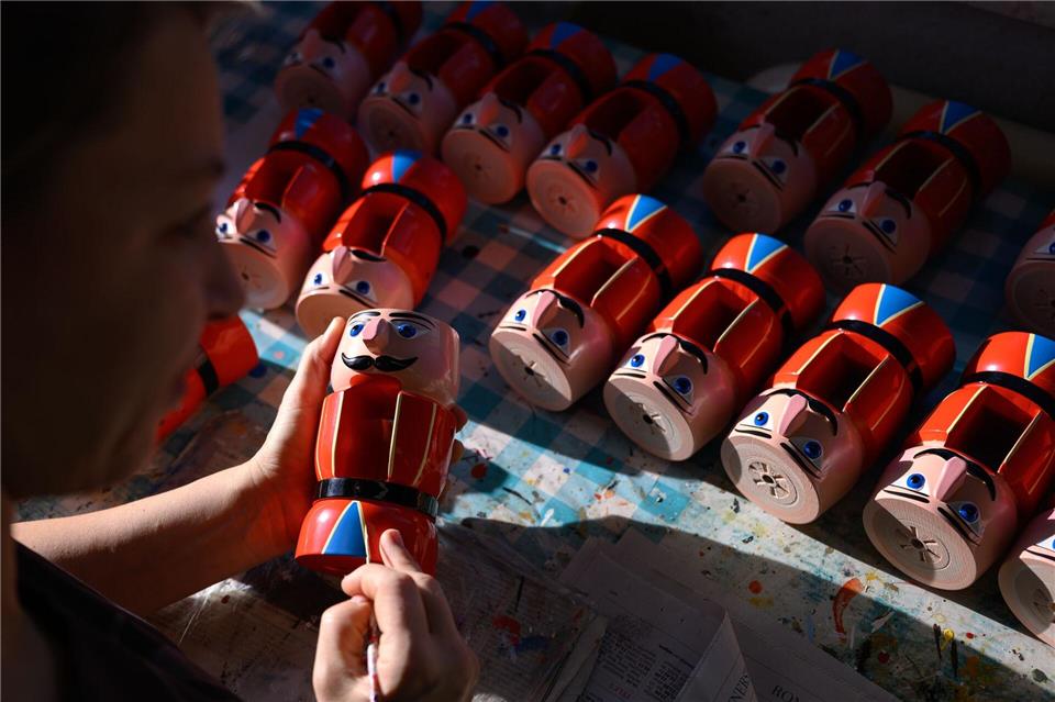 Eine Frau bemalt in einer Werkstatt in Seiffen Nussknacker. Mit dem zurückliegenden Weihnachtsgeschäft sind die Kunsthandwerker im Erzgebirge überwiegend zufrieden. (Archivbild)Hendrik Schmidt/dpa