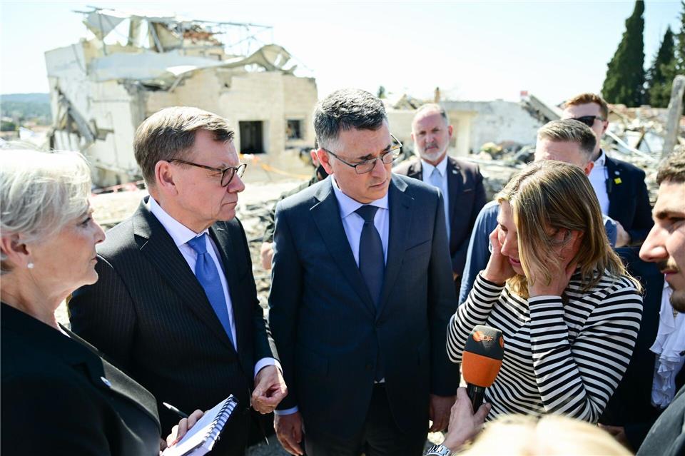 Eine Frau berichtet von den Angriffen.Sebastian Christoph Gollnow/dpa