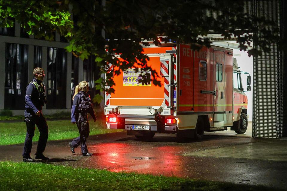 Eine Frau, die Kontakt zu einem Hantavirus-Fall hatte, wird per Krankenwagen in die Uniklinik Düsseldorf gebfracht.Christoph Reichwein/dpa