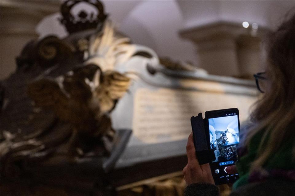 Eine Frau fotografiert am Tag der Offenen Tür anlässlich der Wiedereröffnung der Hohenzollerngruft im Berliner Dom einen Sarg.Christophe Gateau/dpa