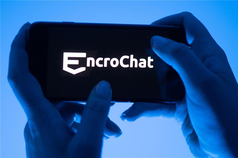 Eine Frau hält ein Smartphone mit dem Logo des Krypto-Messengerdienstes Encrochat. (Symbolbild)Sebastian Kahnert/dpa