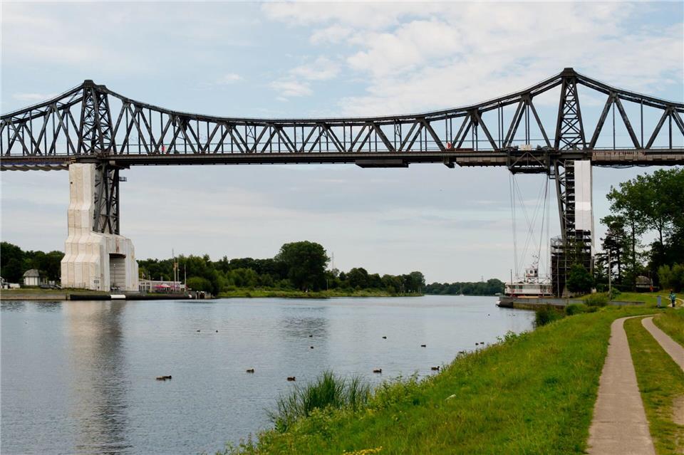 Eine Frau hat in der Nacht beobachtet, wie jemand auf die Eisenbahn-Hochbrücke in Rendsburg geklettert ist und hat den Notruf gewählt. (Archivbild)picture alliance / Sven Hoppe/dpa