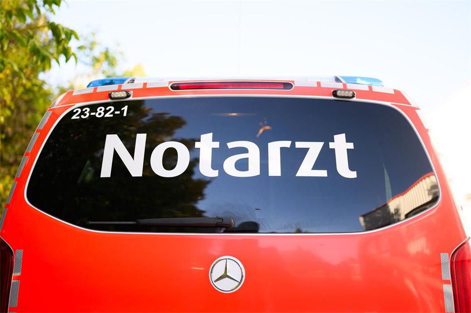 Eine Frau hat sich bei einem Unfall bei der Waldarbeit schwer verletzt. (Symbolbild)Julian Stratenschulte/dpa