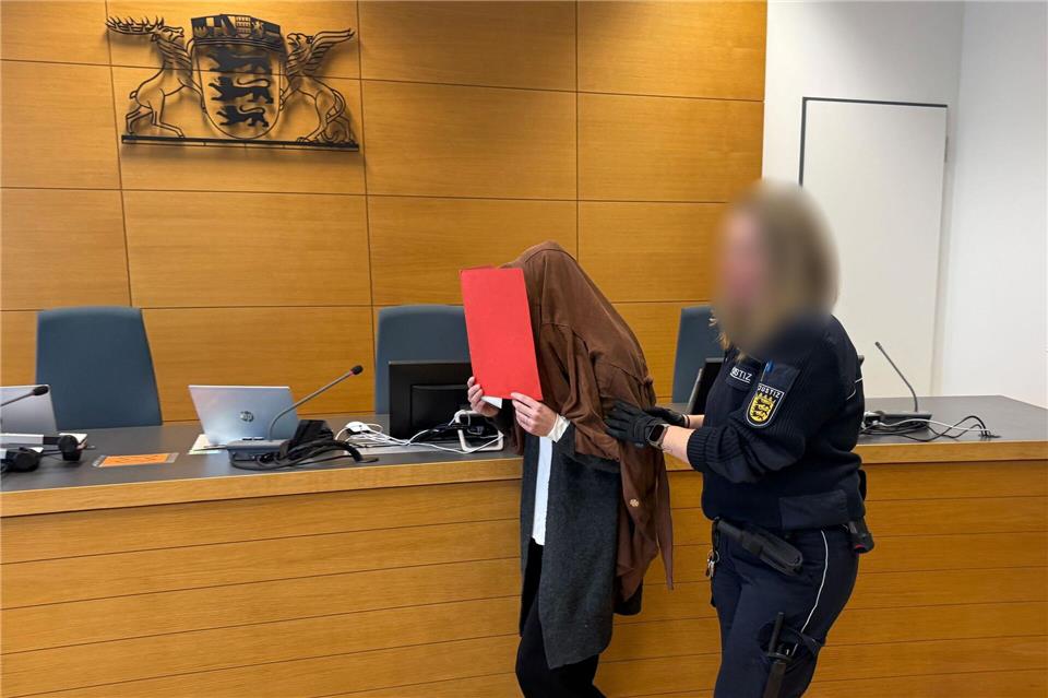 Eine Frau hat sich jahrelang als Lehrerin in Heidelberg und Homburg ausgegeben. Jetzt wurde sie in Heidelberg verurteilt. (Archivbild)Stefanie Järkel-Bahat/dpa