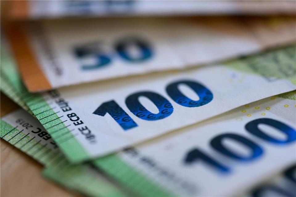 Eine Frau in Pasewalk hat in Pasewalk einen Geldumschlag verloren. (Illustration) Hendrik Schmidt/dpa