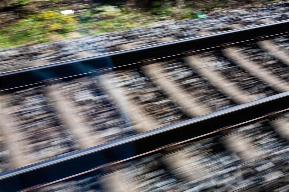 Eine Frau ist am Bahnhof Geislingen auf zwei Mitarbeiter losgegangen. (Symbolbild)Philipp von Ditfurth/dpa