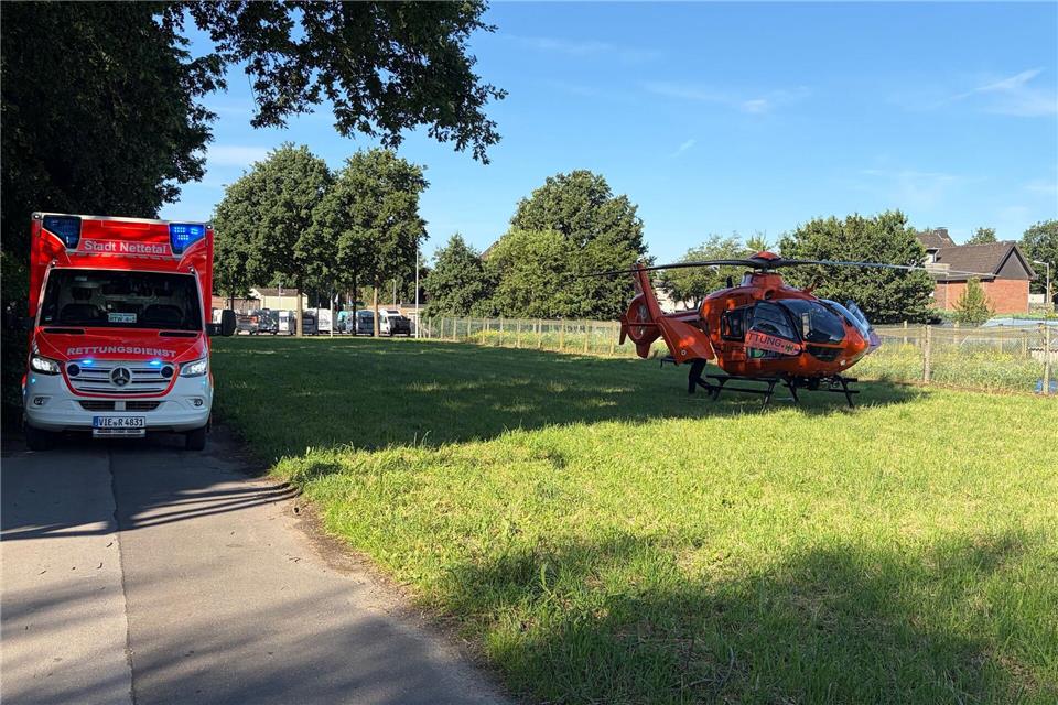 Eine Frau ist bei einer Messerattacke tödlich verletzt worden.  Tim Lehmann/Rheinischeblaulichtnews /dpa