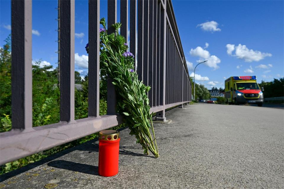 Eine Frau ist in Erkner gestorben. (Archivbild)Jens Kalaene/dpa